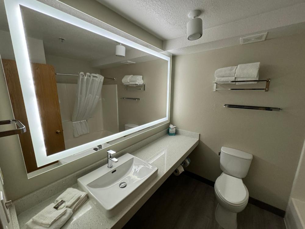 King Room - Non-Smoking interior